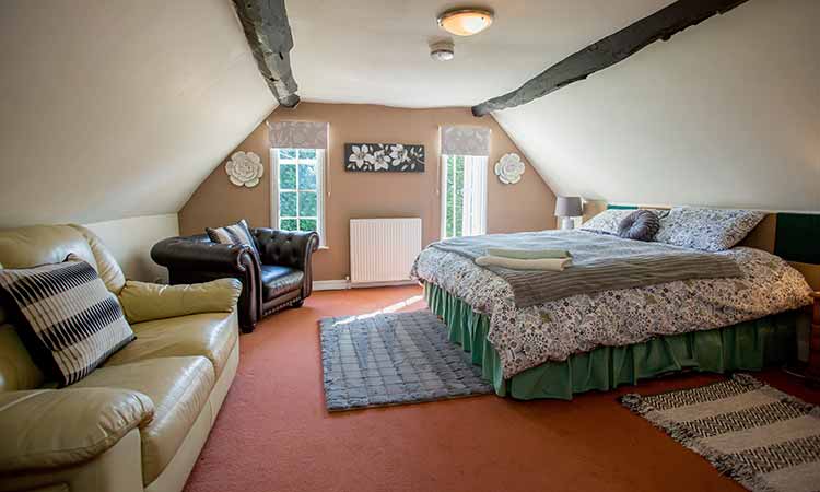 Haselor farm holiday studio Superking light and bed